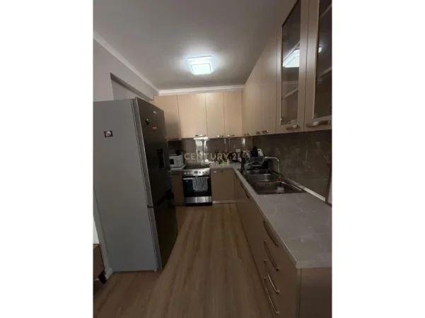 Tirane, jepet me qera apartament 2+1+Ballkon Kati 4, 120 m² 700 € 