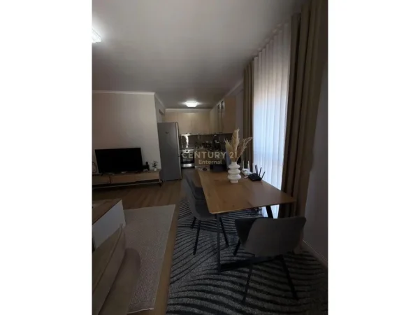 Tirane, jepet me qera apartament 2+1+Ballkon Kati 4, 120 m² 700 € 