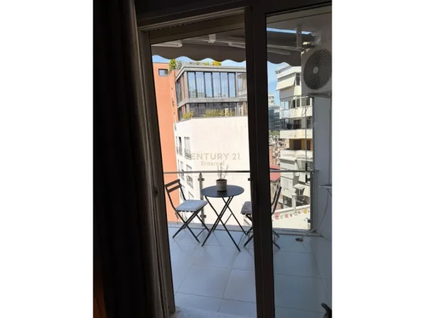 Tirane, jepet me qera apartament 2+1+Ballkon Kati 4, 120 m² 700 € 