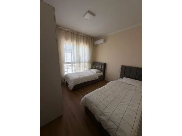 Tirane, jepet me qera apartament 2+1+Ballkon Kati 4, 120 m² 700 € 