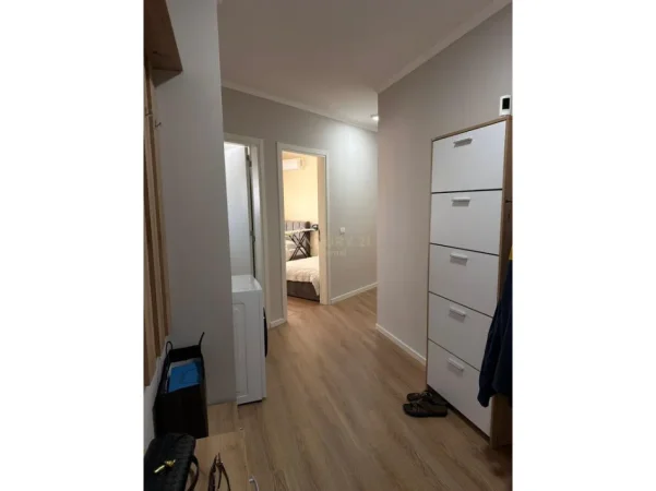 Tirane, jepet me qera apartament 2+1+Ballkon Kati 4, 120 m² 700 € 