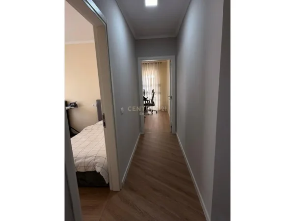 Tirane, jepet me qera apartament 2+1+Ballkon Kati 4, 120 m² 700 € 