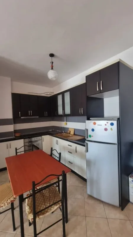 Tirane, jepet me qera apartament 2+1 Kati 7, 400 € (YZBERISHT)