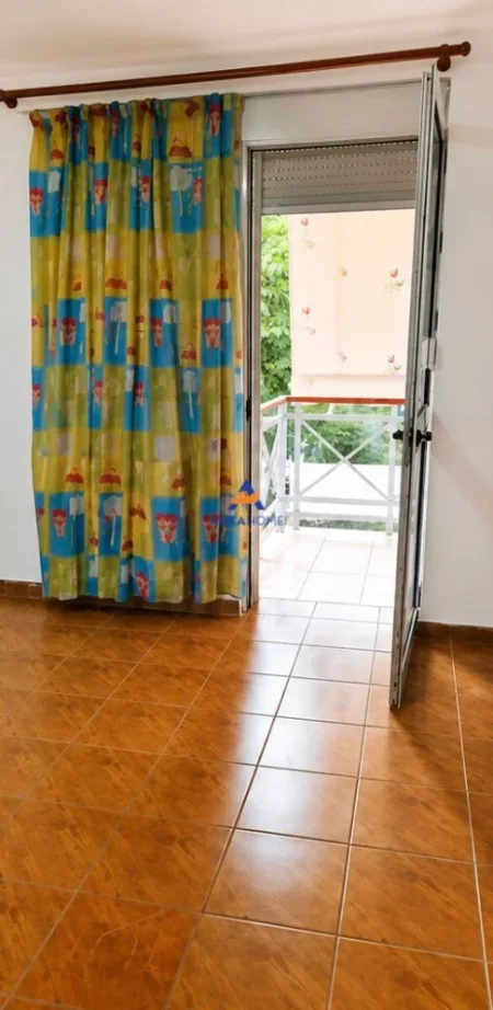 Tirane, jepet me qera apartament 2+1+Ballkon Kati 1, 125 m² 957 € 