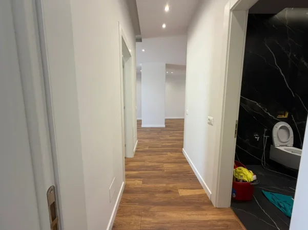 Tirane, jepet me qera zyre Kati 3, 120 m² 2.000 € (Parku Olimpik)