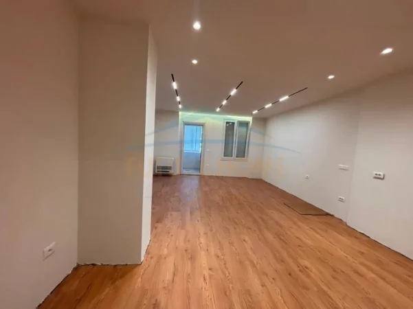 Tirane, jepet me qera ambjent biznesi Kati 9, 122 m² 1.500 € (Ish Ekspozita Shqiperia Sot)