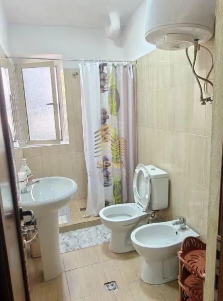 Tirane, jepet me qera apartament 2+1+Ballkon Kati 2, 75 m² 600 € (Rruga e Durresit)