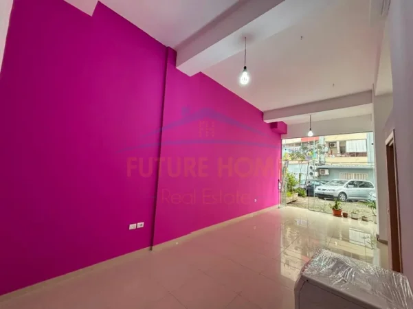 Tirane, jepet me qera dyqan Kati 0, 53 m² 50.000 € (Yzberisht)