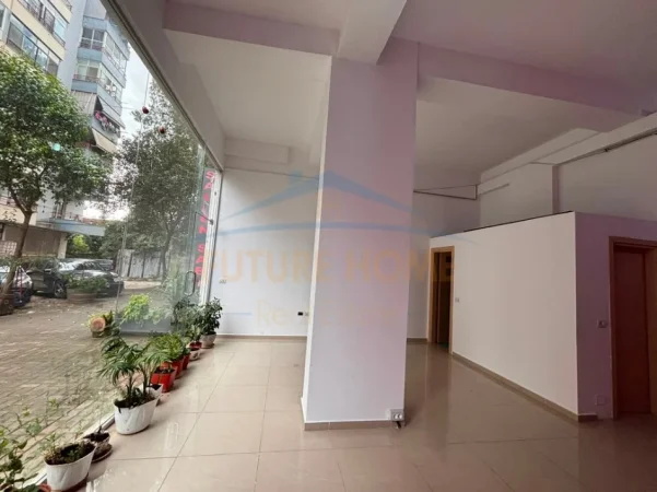 Tirane, jepet me qera dyqan Kati 0, 53 m² 50.000 € (Yzberisht)