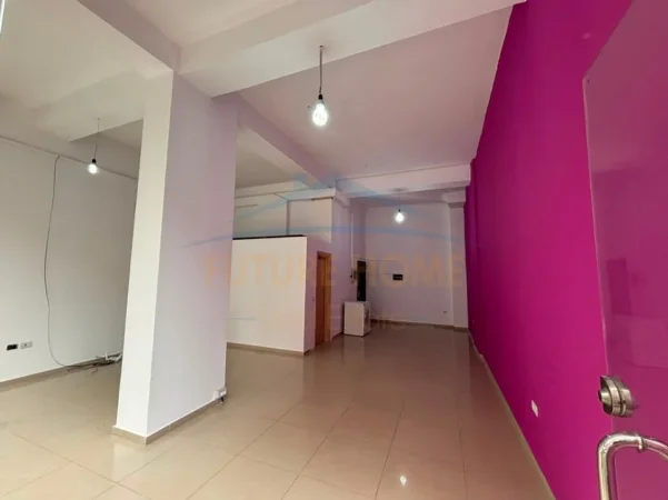 Tirane, jepet me qera dyqan Kati 0, 53 m² 50.000 € (Yzberisht)