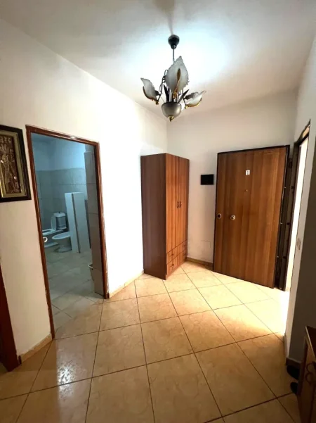 🏡 Jepet me Qera Apartament 2+1 tek Komuna e Parisit Big Market siper autostrades   500 mije leke