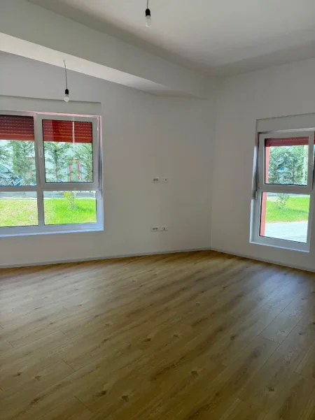 Tirane, jepet me qera zyre Kati 1, 60 m² 400 € (ALI DEMI)