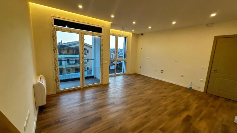 Tirane, jepet me qera zyre Kati 3, 69 m² 450 € (JORDAN MISJA)