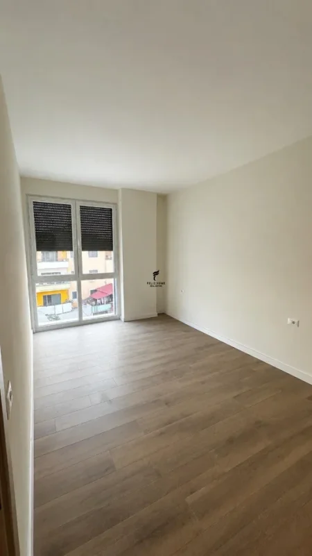 Tirane, jepet me qera zyre Kati 3, 69 m² 450 € (JORDAN MISJA)