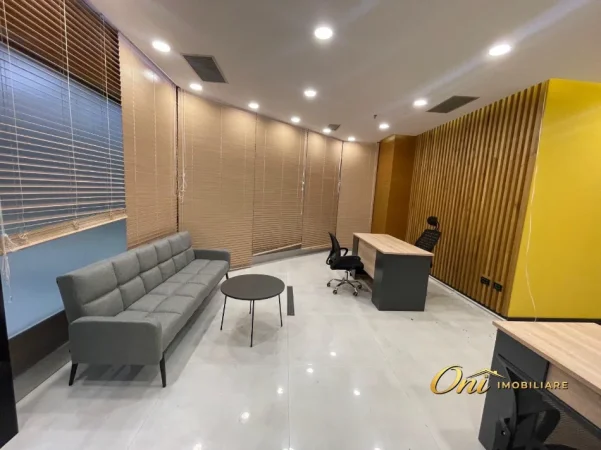 Tirane, jepet me qera zyre Kati 3, 35 m² 750 € (QENDER)