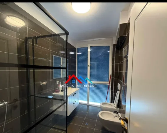 Tirane, jepet me qera apartament 2+1+Ballkon Kati 2, 67 m² 750 € (RRUGA E BARRIKADAVE)