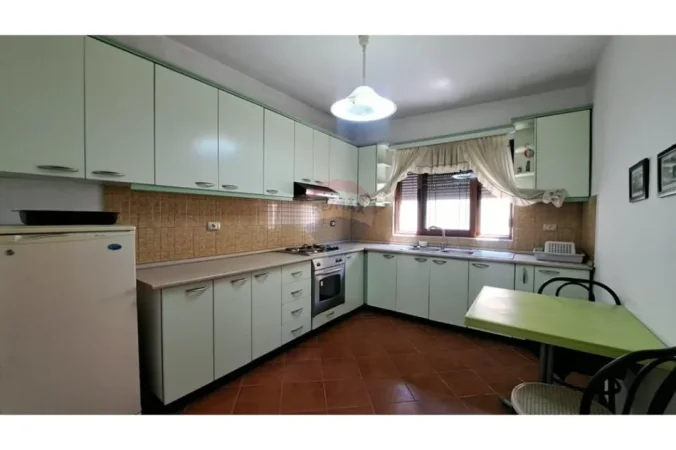 Vlore - Lungomare, shitet Vile Vile 2 Katshe , 217 m² 280.000 € (Rruga Dhimitër Konomi, Vlore)
