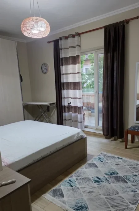 Tirane, jepet me qera apartament 2+1 Kati 2, 100 m² 650 € (ALI DEMI)