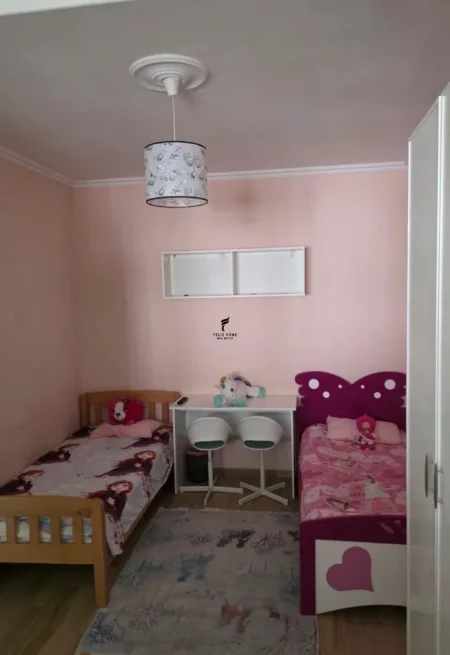 Tirane, jepet me qera apartament 2+1 Kati 2, 100 m² 650 € (ALI DEMI)