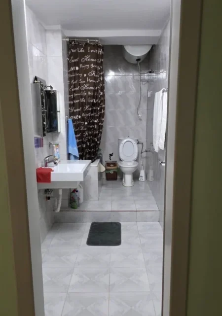 Tirane, jepet me qera apartament 2+1 Kati 2, 100 m² 650 € (ALI DEMI)