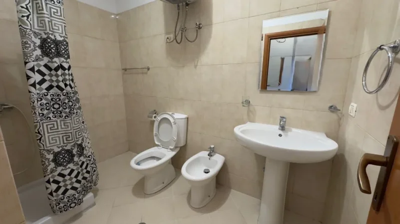 Tirane, jepet me qera apartament 1+1+Ballkon Kati 3, 70 m² 650 € (Rruga Maliq Muco/Cirku i Tiranes)