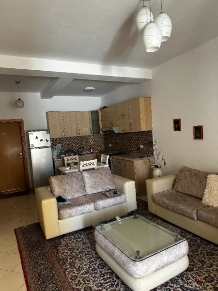 Tirane, ndarje qeraje me vajze apartament 2+1+Ballkon Kati 3, 470 € (Kryqezimi i brrylit)
