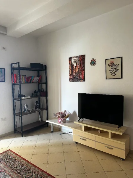 Tirane, ndarje qeraje me vajze apartament 2+1+Ballkon Kati 3, 470 € (Kryqezimi i brrylit)