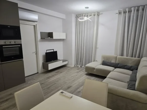 Tirane, jepet me qera apartament 1+1+Ballkon Kati 2, 70 m² 600 € (Ali Demi/Fusha e Sportit)