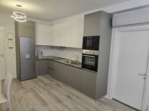 Tirane, jepet me qera apartament 1+1+Ballkon Kati 2, 70 m² 600 € (Ali Demi/Fusha e Sportit)