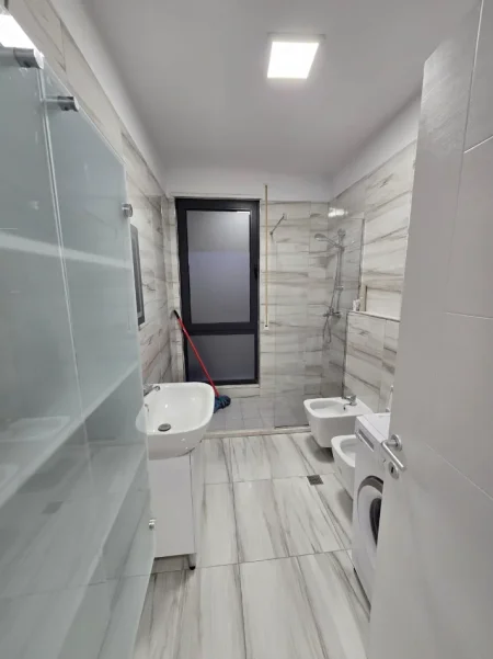 Tirane, jepet me qera apartament 1+1+Ballkon Kati 2, 70 m² 600 € (Ali Demi/Fusha e Sportit)