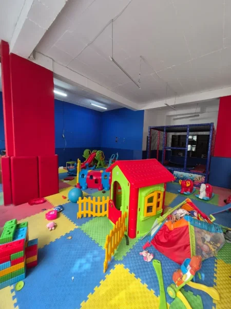 Tirane, jepet me qera dyqan Kati 0, 65 m² 300 € (yzberisht)