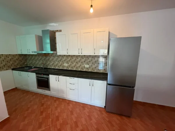 Tirane, jepet me qera Vile 2+1 Kati 1, 120 m² 550 € (Porcelan/Rr.Kokonozeve)