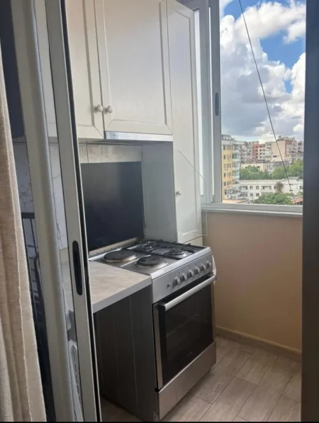 Tirane, jepet me qera apartament 1+1 Kati 7, 60 m² 600 € (Rruga Myslym Shyri)
