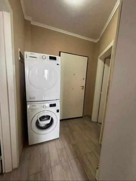 Tirane, jepet me qera apartament 1+1 Kati 7, 60 m² 600 € (Rruga Myslym Shyri)