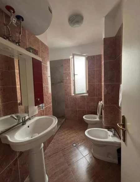 Tirane, jepet me qera apartament 1+1 Kati 7, 60 m² 600 € (Rruga Myslym Shyri)