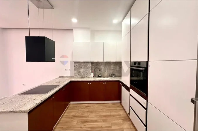Tirane, shes apartament 2+1+Ballkon , 120 m² 220.000 € (blloku gintash)