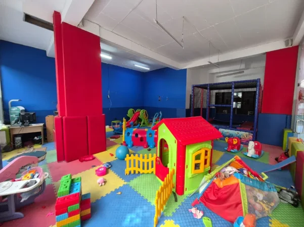 Tirane, jepet me qera bar-resorant Kati 0, 65 m² 300 € (kashar , casa italia)