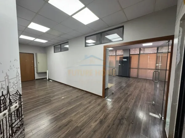 Tirane, jepet me qera zyre Kati 1, 210 m² 2.000 € (Bulevardi Zogu i I, Tirane.)