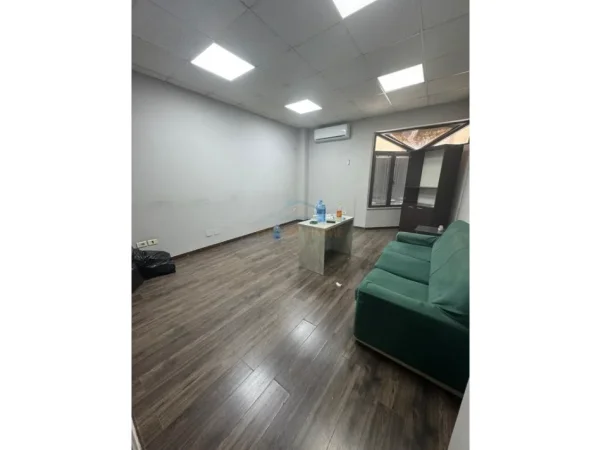 Tirane, jepet me qera zyre Kati 1, 210 m² 2.000 € (Bulevardi Zogu i I, Tirane.)