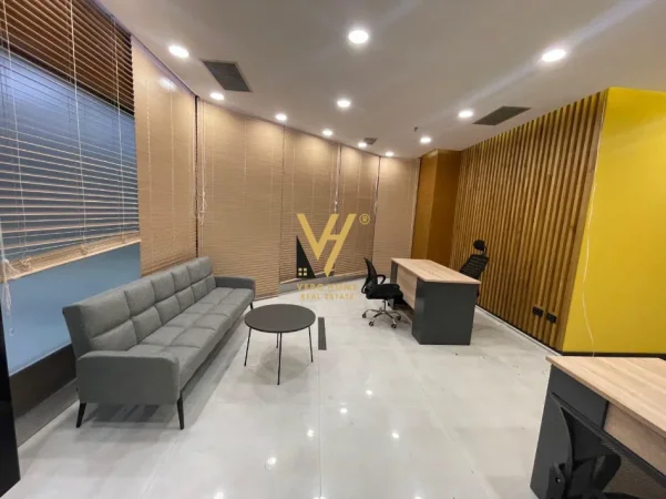 Tirane, jepet me qera zyre Kati 3, 35 m² 750 € (ETC)