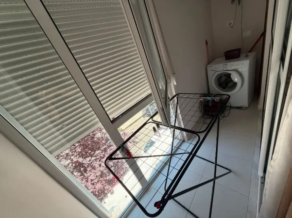 Tirane, jepet me qera apartament 1+1 Kati 2, 67 m² 750 € (Rrugës së Barrikadave)