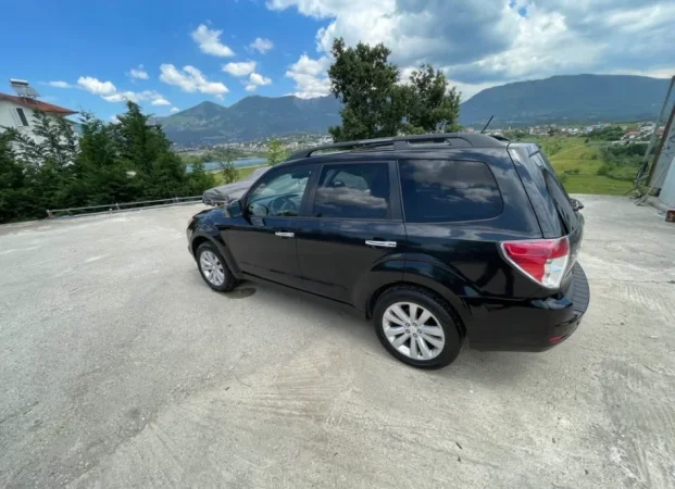 Tirane, shitet SUV Subaru Forester Benzin+Gaz, e zeze automatik Kondicioner 7.000 €