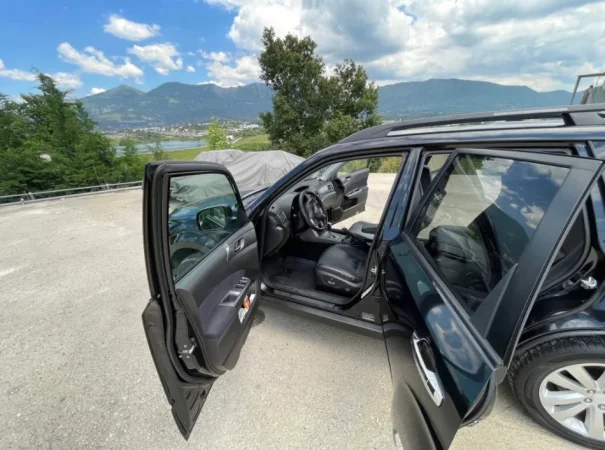 Tirane, shitet SUV Subaru Forester Benzin+Gaz, e zeze automatik Kondicioner 7.000 €