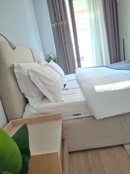 Tirane, jepeN me qera 8 apartament Kati 4, 300 m² 6.500 € (MINE PEZA)