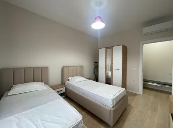 Tirane, jepet me qera apartament 2+1 Kati 4, 110 m² 1.500 € (Rruga e Kosovareve.)