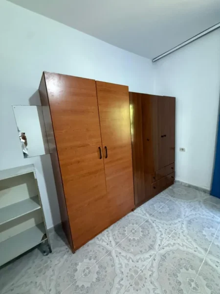 Tirane, jepet me qera apartament 1+1 Kati 1, 50 m² 300 € (Spitali Amerikan 2)