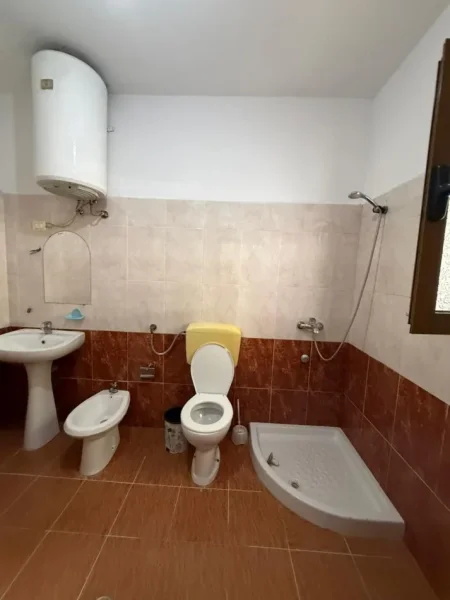 Tirane, jepet me qera apartament 1+1 Kati 1, 50 m² 300 € (Spitali Amerikan 2)
