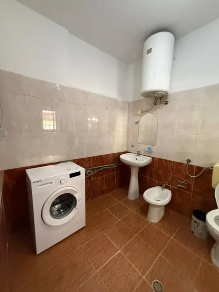 Tirane, jepet me qera apartament 1+1 Kati 1, 50 m² 300 € (Spitali Amerikan 2)