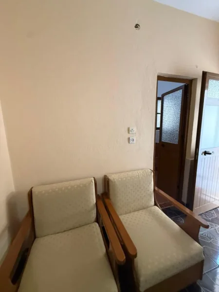 Tirane, jepet me qera apartament 1+1 Kati 1, 50 m² 300 € (Spitali Amerikan 2)