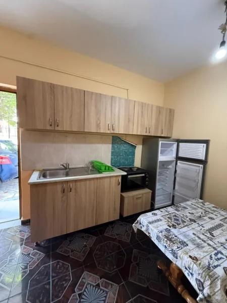 Tirane, jepet me qera apartament 1+1 Kati 1, 50 m² 300 € (Spitali Amerikan 2)